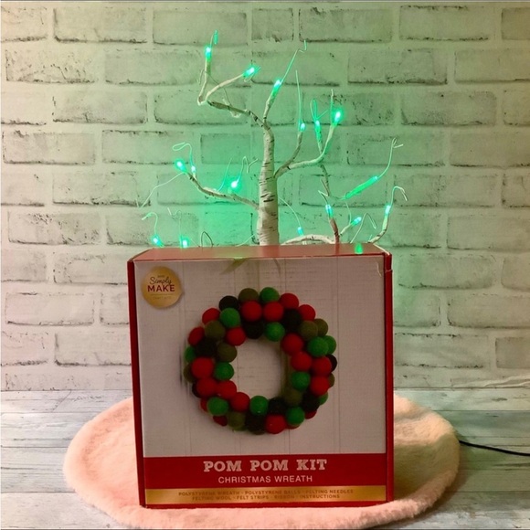Do Crafts Simply Make Craft Kits Christmas Pom Pom Wreath Kit - Picture 1 of 5